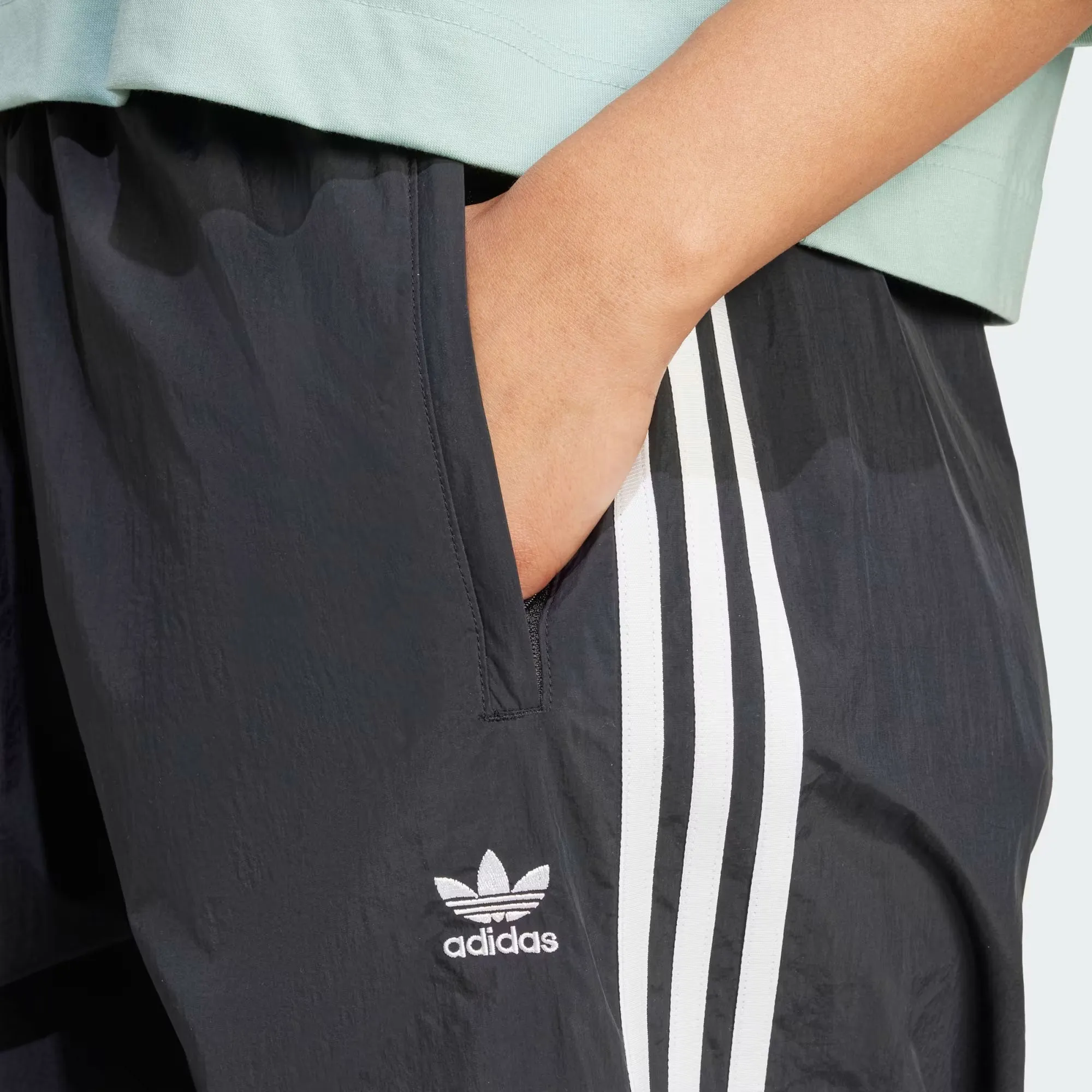 ADIDAS ORIGINALS | WMN'S 3-STRIPES WOVEN PARACHUTE PANTS { BLACK